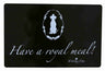 Schwarze Matte mit weißer Schrift "Have a royal meal!" und kleinem Text "The little King of Dogs", mit Kronenmotiv.