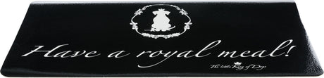 Schwarze Matte mit weißem Text "Have a royal meal!" und "The little King of Dogs", dekorativer Hund in Kranz.
