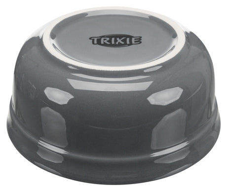 Graue Schüssel mit spiegelnder Oberfläche und dem Text "TRIXIE" auf der Unterseite, umgedreht aufgestellte.