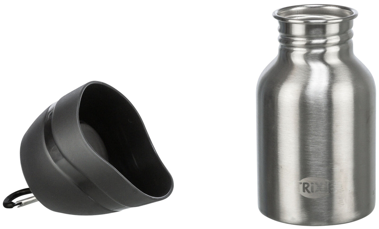 Graue Schale mit Karabiner und metallische Flasche nebeneinander freistehend.