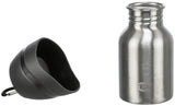 Graue Schale mit Karabiner und metallische Flasche nebeneinander freistehend.