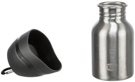 Graue Schale mit Karabiner und metallische Flasche nebeneinander freistehend.
