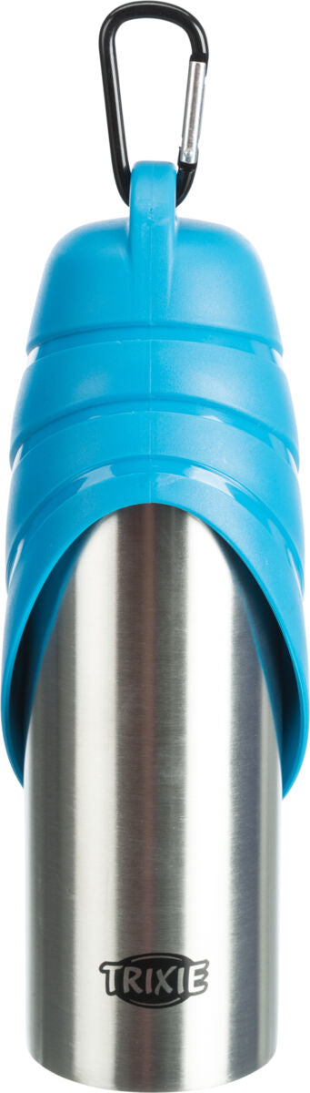 Edelstahl-Flasche mit blauem Deckel und Karabinerhaken, darunter das Trixie-Logo.