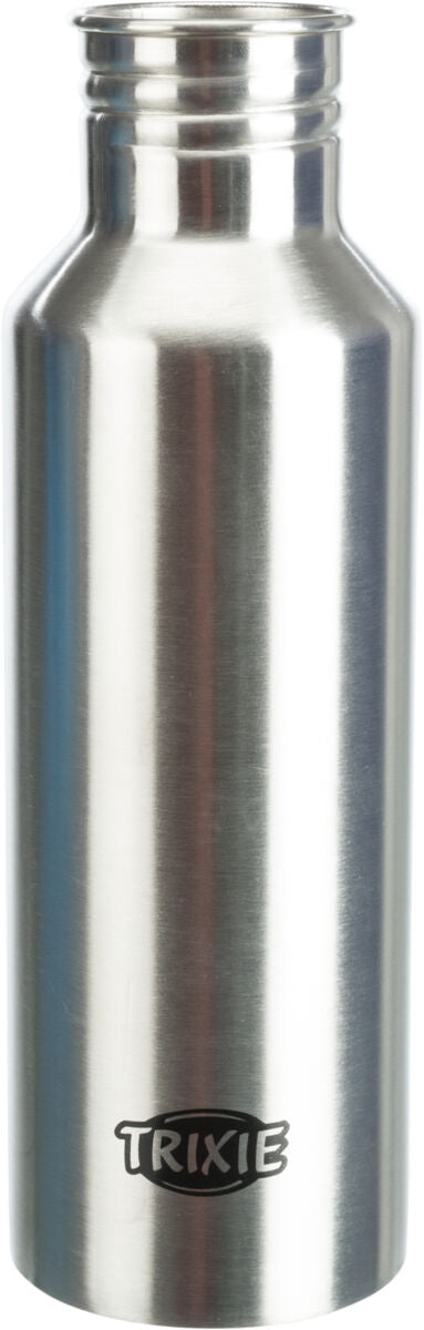 Metallene Flasche mit silberner Oberfläche und dem schwarzen Aufdruck "TRIXIE" auf der unteren Hälfte.