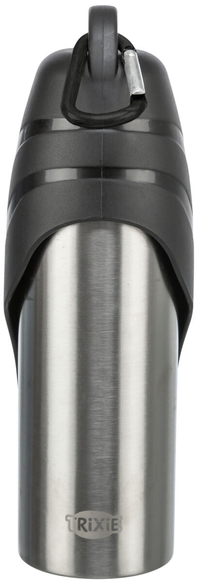 Silberne Metallflasche mit schwarzem Kunststoffdeckel und schwarzem Karabinerhaken oben, "TRIXIE"-Logo sichtbar.