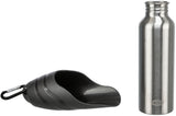 Silberne Edelstahlflasche neben schwarzer, ovaler Trinkschale mit Karabinerhaken, neutraler Hintergrund.