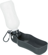 Tragbare Trinkflasche mit weißem Behälter und schwarzer Schale, an der ein Karabiner befestigt ist.