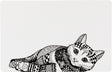 Schwarz-weiße Zeichnung einer liegenden Katze mit komplexen geometrischen Mustern auf weißem Hintergrund.