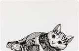 Schwarz-weiße Zeichnung einer liegenden Katze mit komplexen geometrischen Mustern auf weißem Hintergrund.