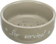 Beige Futterschale mit Katzendruck und Aufschrift ”...for service!”, umrandet von Pfotenmotiven.