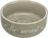 Beige Futterschale mit Katzendruck und Aufschrift ”...for service!”, umrandet von Pfotenmotiven.
