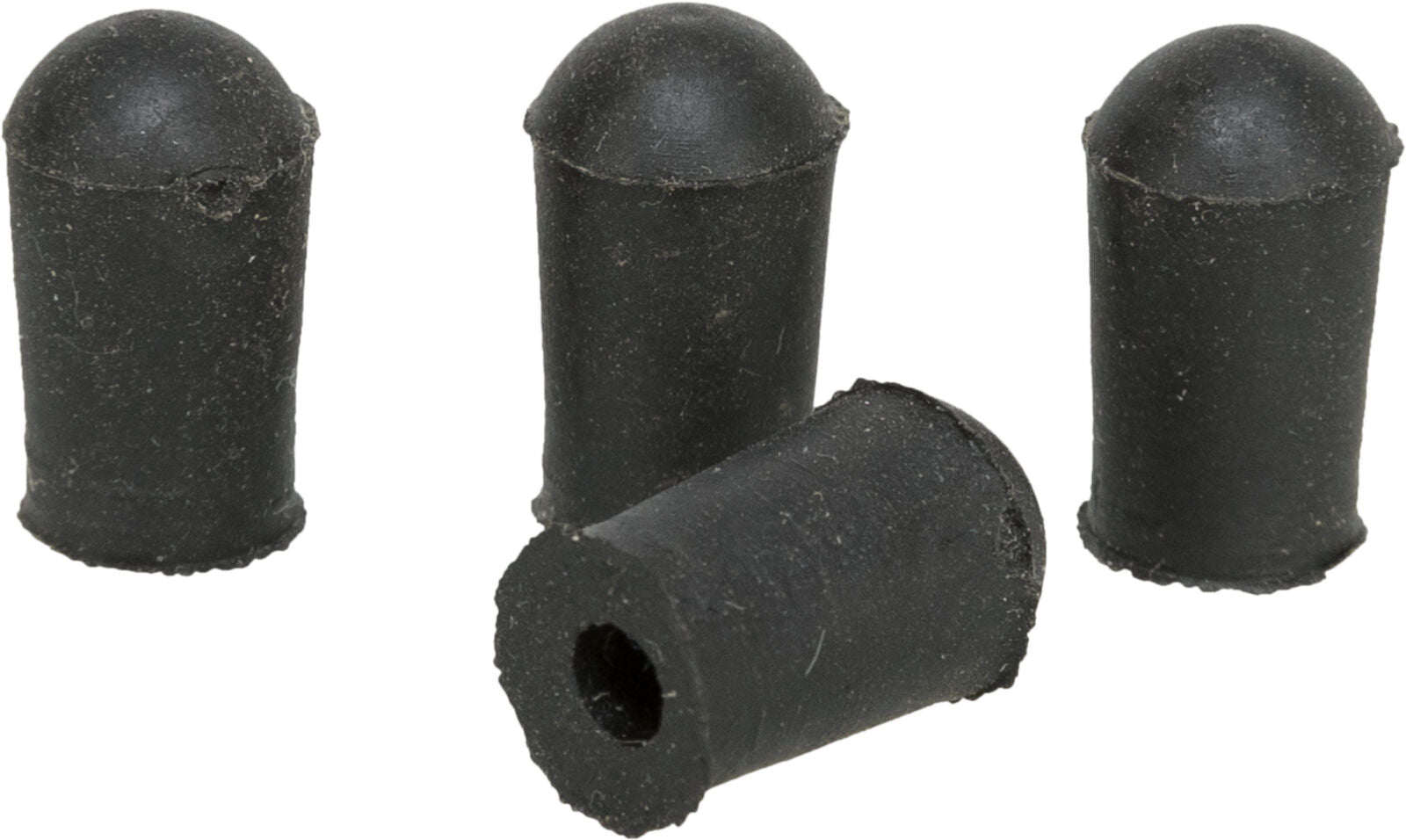Vier schwarze zylindrische Gummistopfen, einer liegend mit offener Seite nach vorne.