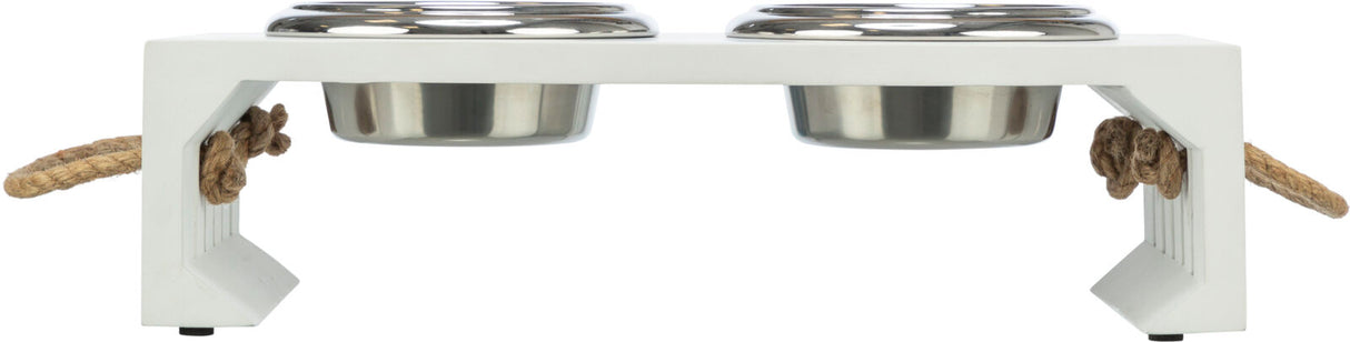 Zwei silberne Futternäpfe in einem weißen Ständer mit Tauakzenten.