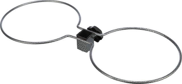 Metallischer Doppelringhalter mit texturierter Oberfläche und schwarzer Schraube in der Mitte.