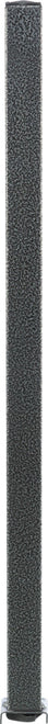 Ein langer, rechteckiger, dunkler Metallpfosten mit einer gesprenkelten Oberfläche steht vertikal auf einem flachen Fuß.