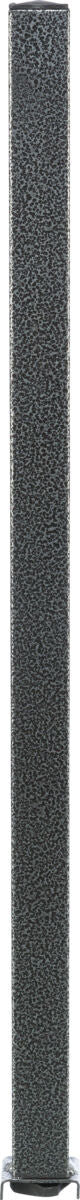 Ein langer, rechteckiger, dunkler Metallpfosten mit einer gesprenkelten Oberfläche steht vertikal auf einem flachen Fuß.
