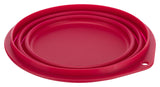 Roter, zusammenklappbarer runder Silikonbehälter mit mehreren Ringen und einem kleinen Loch am Rand.