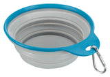 Zusammenklappbarer, grauer Napf mit blauem Rand und Karabiner aus Metall.