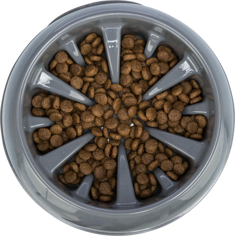 Runde graue Futterschale mit erhöhten Trennwänden, gefüllt mit braunem Trockenfutter.