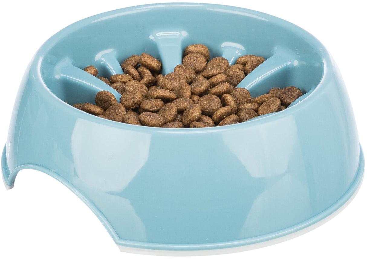 Eine blaue Futterschüssel mit braunem Trockenfutter gefüllt, erkennbar mit mehreren Innenstegen.