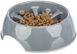 Grauer Hundenapf mit rutschfester Unterseite, gefüllt mit braunem Trockenfutter.