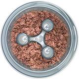 In einer runden, transparenten Schale befindet sich gleichmäßig verteilt eine rosafarbene, grobe Masse.