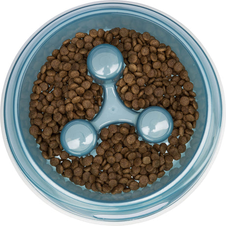 Ein runder, blauer Fressnapf mit drei runden Hindernissen, gefüllt mit braunem Trockenfutter.