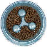Ein runder, blauer Fressnapf mit drei runden Hindernissen, gefüllt mit braunem Trockenfutter.
