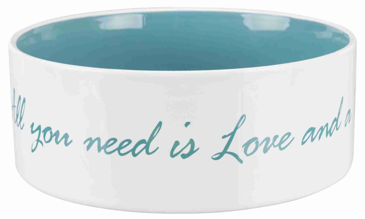 Weiße Schale mit hellblauer Innenseite und dem Text "All you need is Love and a" in hellblauer Schrift.