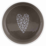 Runde graue Schale mit Pfotenabdruckmuster in Herzform im Inneren.