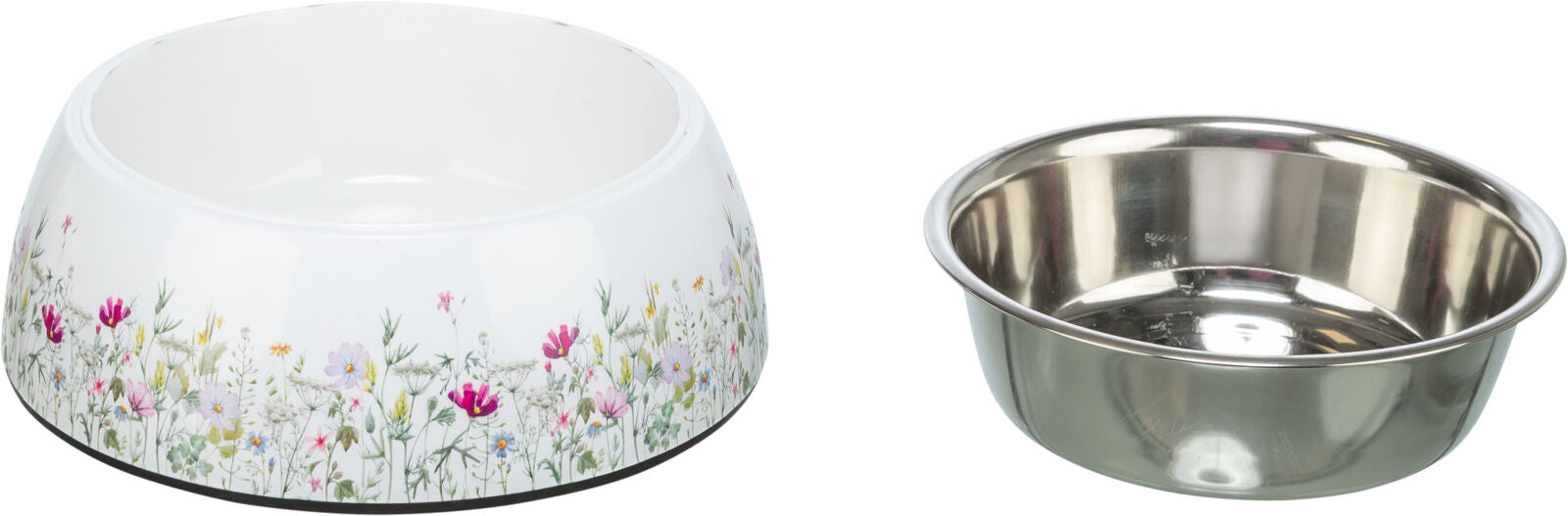 Zwei Futterschalen, eine aus Edelstahl, die andere weiß mit buntem Blumenmuster verziert.