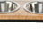 Erhöhter Hundenapf aus Holz mit zwei Edelstahl-Schüsseln, auf einem schwarzen Metallgestell.