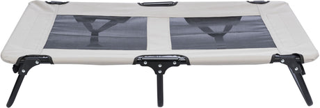 Beiges, erhöhtes Hundebett mit schwarzem Metallrahmen und zwei großen Netzflächen in der Mitte.