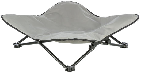 Grauer, quadratischer Stoff auf klappbarem schwarzen Metallgestell, ähnlich einer transportablen Liegeschale.