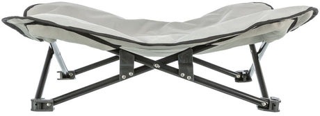 Grauer, klappbarer Stuhl mit schwarzem Gestell und Stoffbezug, flach gelegt auf weißem Hintergrund.