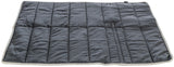 Dunkelgraue, gesteppte Decke mit hellen Rändern und sichtbaren Nähten, flach auf dem Boden liegend.