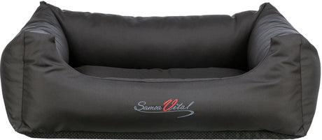 Schwarzes rechteckiges Kissen mit erhöhten Seiten und "Samoa Vital" Logo auf der Vorderseite.