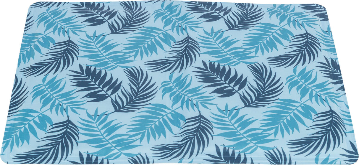 Ein rechteckiger Stoff mit blauem und schwarzem Blattmuster auf hellblauem Hintergrund.