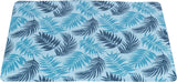 Ein rechteckiger Stoff mit blauem und schwarzem Blattmuster auf hellblauem Hintergrund.
