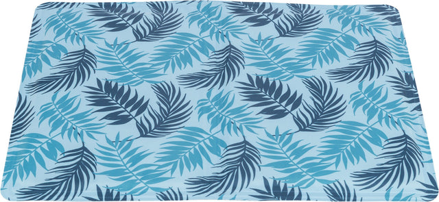Ein rechteckiger Stoff mit blauem und schwarzem Blattmuster auf hellblauem Hintergrund.