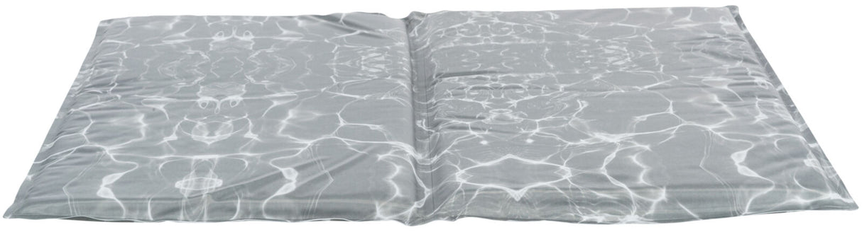 Grau-weiße Matte mit einem Muster, das an Wasserwellen erinnert, flach auf einem weißen Hintergrund liegend.