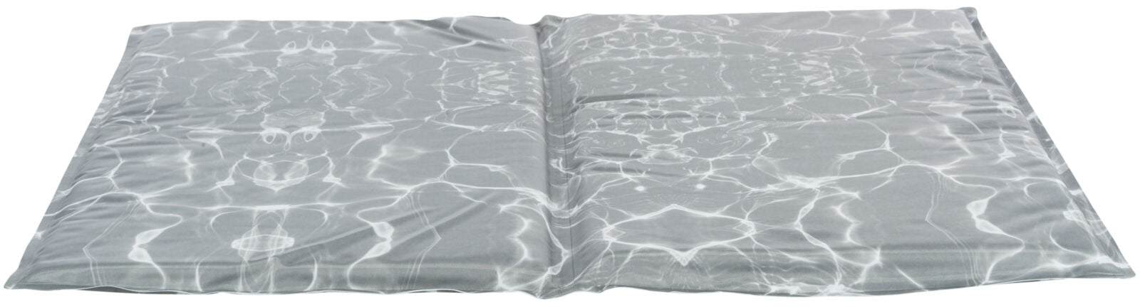 Grau-weiße Matte mit einem Muster, das an Wasserwellen erinnert, flach auf einem weißen Hintergrund liegend.