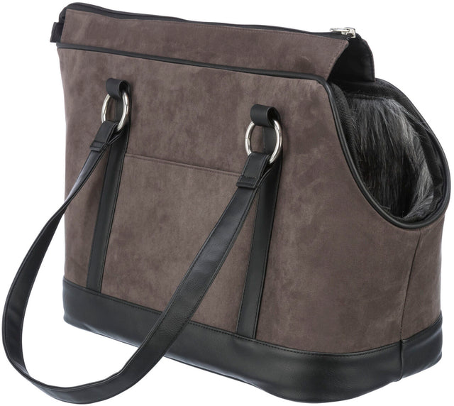 Braune Tragetasche mit schwarzen Lederriemen und silbernen Ringen, seitlich ein Fellimitat sichtbar.