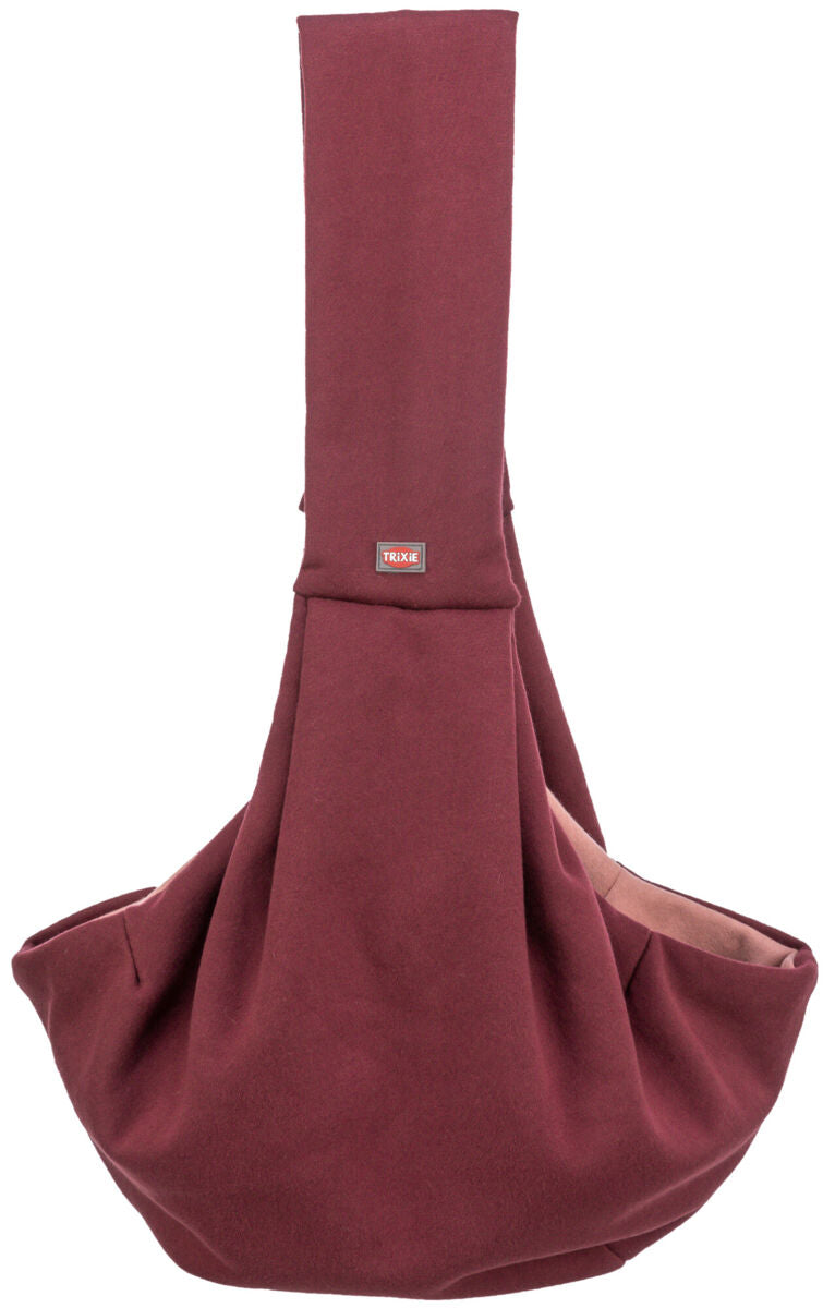 Bordeauxrote Tragetuch-Tasche mit breitem Schultergurt und kleinem Label vorne, weiches Material.