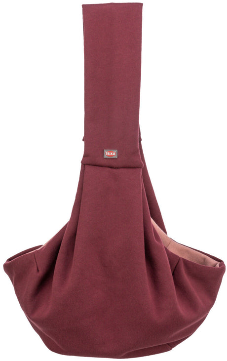 Bordeauxrote Tragetuch-Tasche mit breitem Schultergurt und kleinem Label vorne, weiches Material.