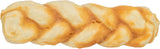 Ein hellbraunes, längliches Brötchen mit gedrehter Oberfläche und goldener Kruste.