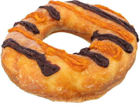 Donut mit glasigen, orangefarbenen und schokoladenbraunen Streifen, auf weißem Hintergrund.