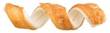 Gedrehtes, spiralförmiges Hundekausnack in Weiß und Orange, Textur wirkt knusprig und faserig.