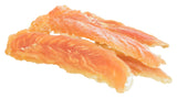 Drei orangefarbene Trockenfleischstreifen auf weißem Hintergrund.