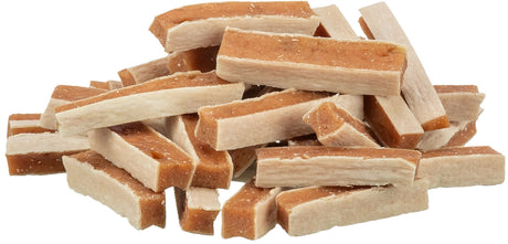 Ein Stapel aus rechteckigen, zweifarbig gestreiften Leckerlis in Braun und Weiß.